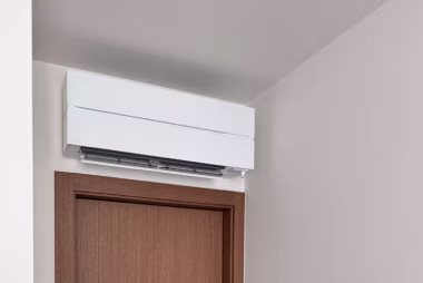 biała klimatyzacja ścienna